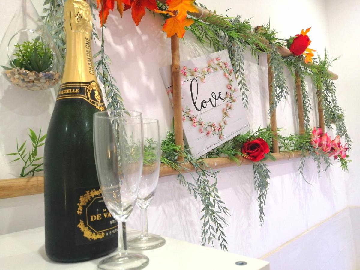 Le 2005 Double Balneo, Lit Queen Size, Soiree Romantique Apartment *